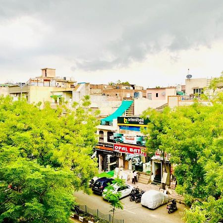 Qotel Hotel Rajouri Garden Above Ritu Marbles, Near Rajouri Garden Metro Station-Couple Friendly Νέο Δελχί Εξωτερικό φωτογραφία
