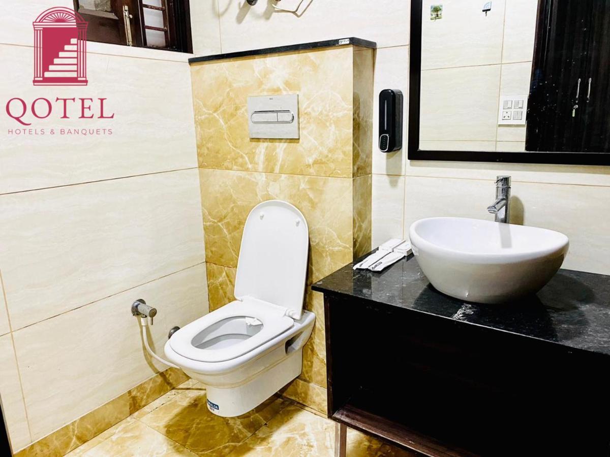 Qotel Hotel Rajouri Garden Above Ritu Marbles, Near Rajouri Garden Metro Station-Couple Friendly Νέο Δελχί Εξωτερικό φωτογραφία