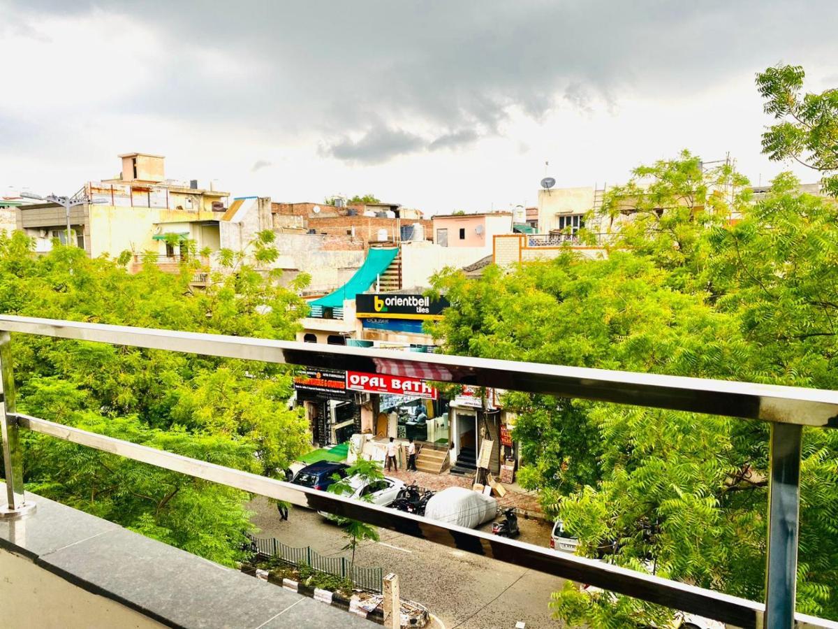 Qotel Hotel Rajouri Garden Above Ritu Marbles, Near Rajouri Garden Metro Station-Couple Friendly Νέο Δελχί Εξωτερικό φωτογραφία