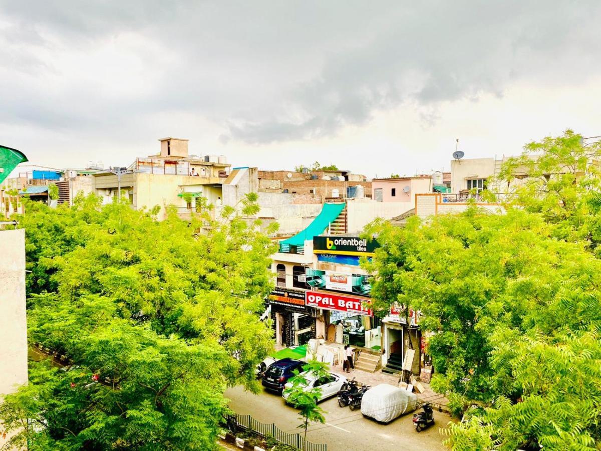 Qotel Hotel Rajouri Garden Above Ritu Marbles, Near Rajouri Garden Metro Station-Couple Friendly Νέο Δελχί Εξωτερικό φωτογραφία