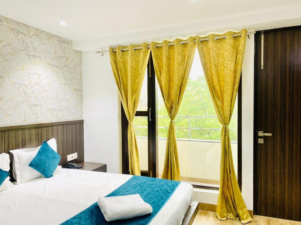 Qotel Hotel Rajouri Garden Above Ritu Marbles, Near Rajouri Garden Metro Station-Couple Friendly Νέο Δελχί Εξωτερικό φωτογραφία
