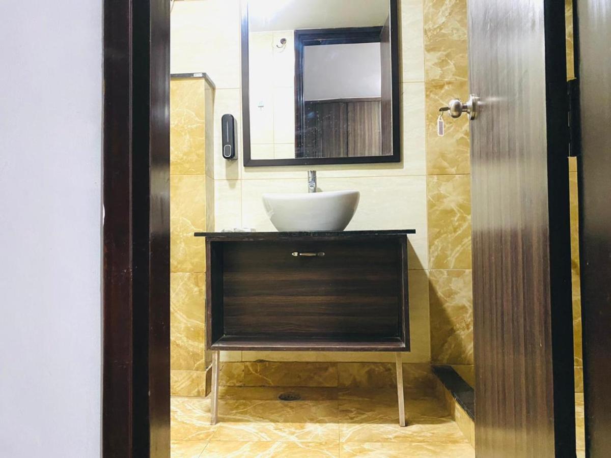 Qotel Hotel Rajouri Garden Above Ritu Marbles, Near Rajouri Garden Metro Station-Couple Friendly Νέο Δελχί Εξωτερικό φωτογραφία
