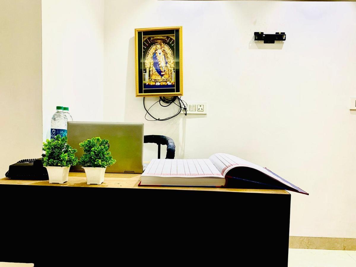Qotel Hotel Rajouri Garden Above Ritu Marbles, Near Rajouri Garden Metro Station-Couple Friendly Νέο Δελχί Εξωτερικό φωτογραφία