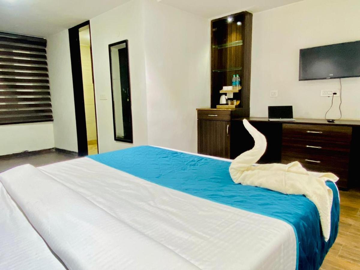 Qotel Hotel Rajouri Garden Above Ritu Marbles, Near Rajouri Garden Metro Station-Couple Friendly Νέο Δελχί Εξωτερικό φωτογραφία