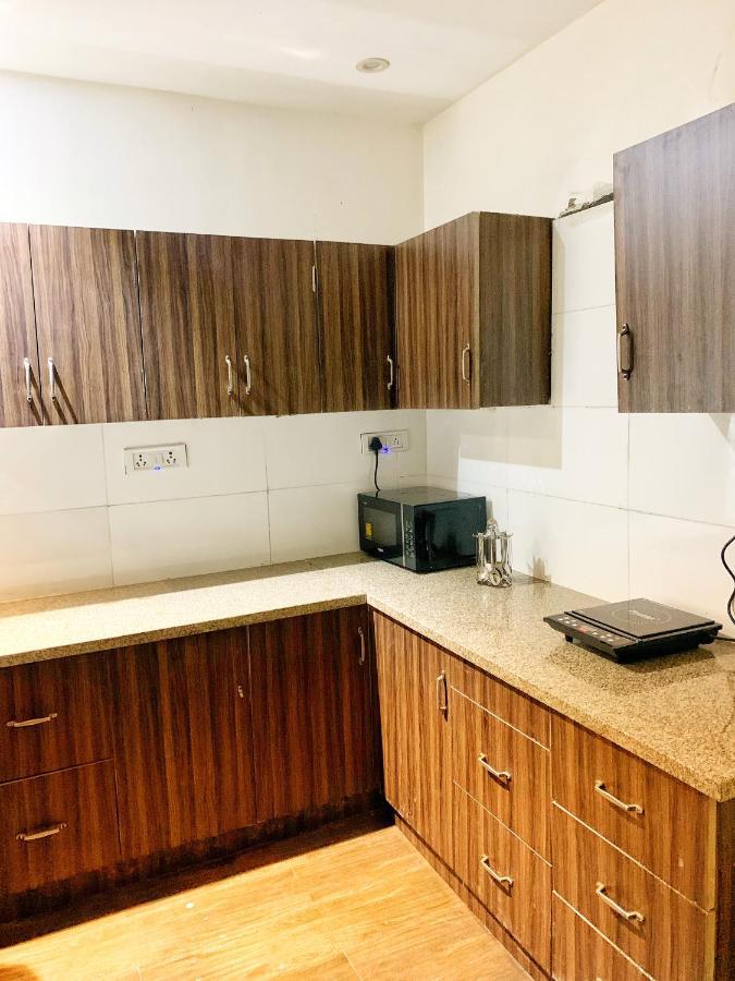 Qotel Hotel Rajouri Garden Above Ritu Marbles, Near Rajouri Garden Metro Station-Couple Friendly Νέο Δελχί Εξωτερικό φωτογραφία