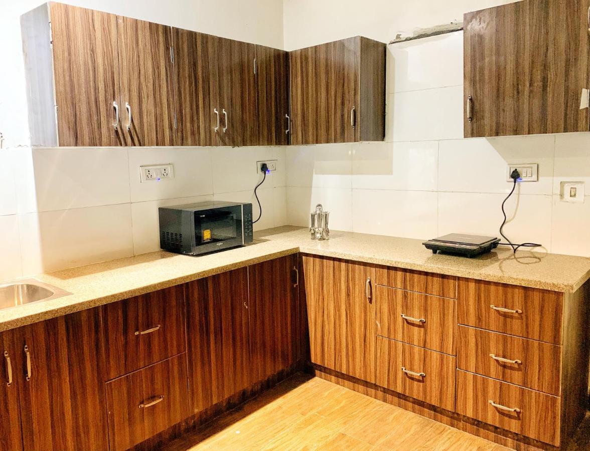 Qotel Hotel Rajouri Garden Above Ritu Marbles, Near Rajouri Garden Metro Station-Couple Friendly Νέο Δελχί Εξωτερικό φωτογραφία